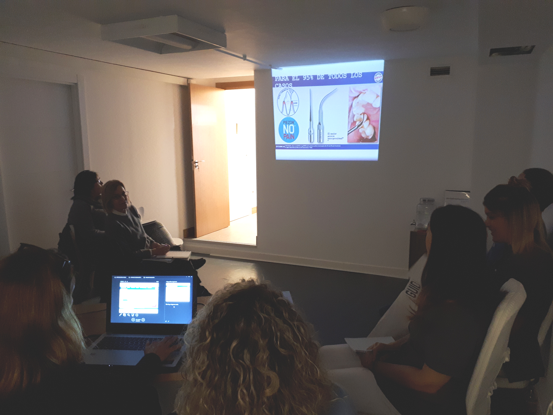 Formación sobre prevención de enfermedades periodontales y alrededor de implantes