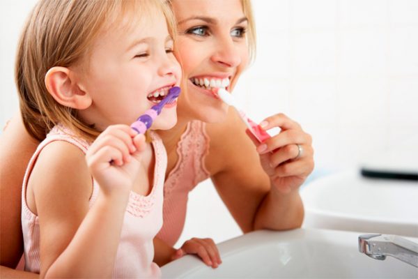 limpieza-dientes-en-niños Educar para una correcta limpieza de dientes que mejore la higiene dental