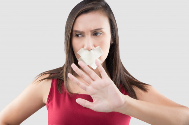 Mujer con halitosis por no seguir los consejos de dentistas