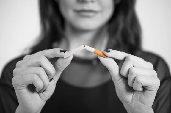 tabaco-roto Mujer rompiendo un cigarro, para tener una buena higiene bucal