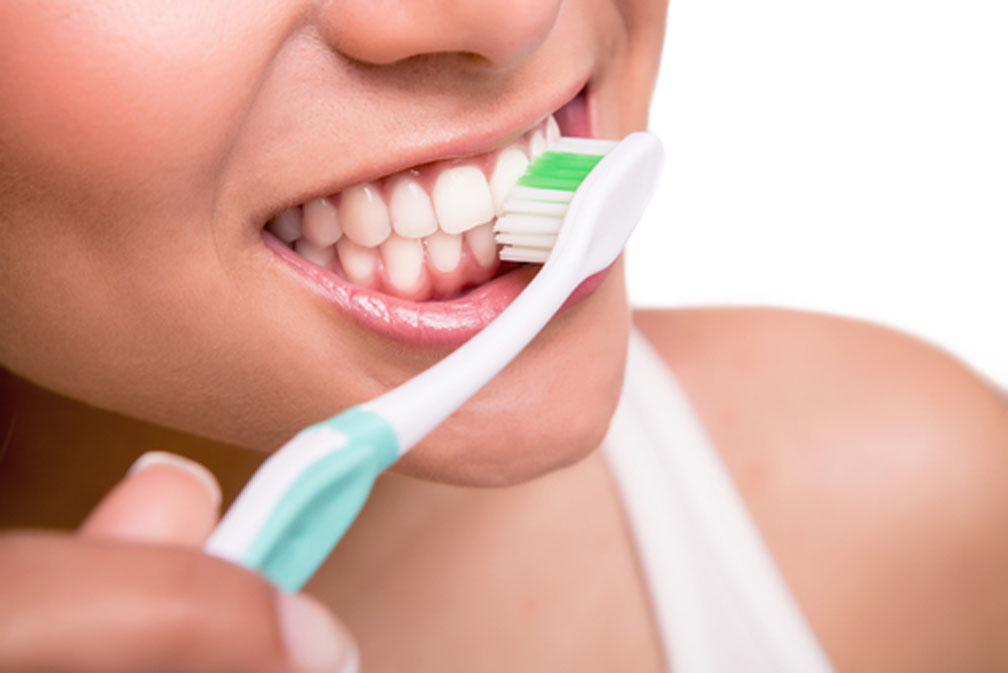  mal aliento o halitosis: cepillar los dientes