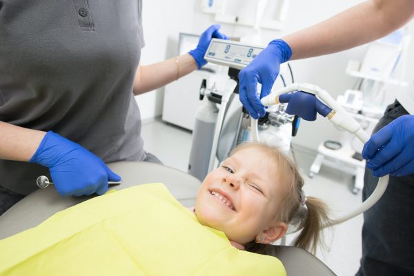 pexels-mm-dental-8260438 Niños y dentista: Preguntas comunes