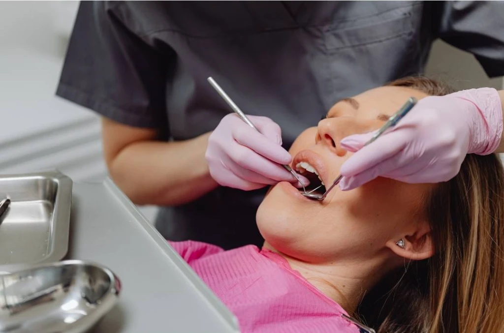 Chica haciendose una limpieza dental